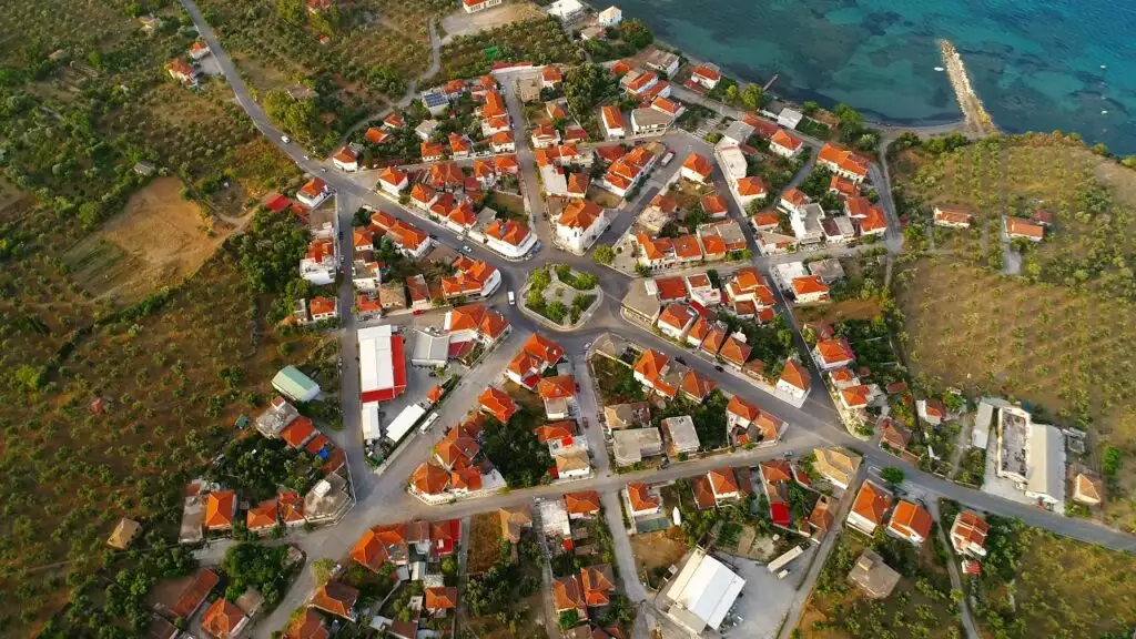 Νέα Κορώνη: Το χωριό της Μεσσηνίας με την τέλεια ρυμοτομία