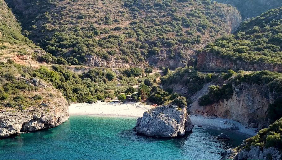 Μια από τις πιο γνωστές «άγνωστες» παραλίες της Πελοποννήσου με το δολοφονικό παρελθόν