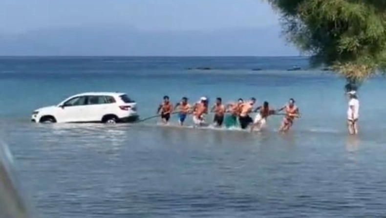 Έπος στην Αίγινα: Λουόμενοι κάνουν ανθρώπινη αλυσίδα για να βγάλουν τζιπ από τη θάλασσα (Βίντεο)