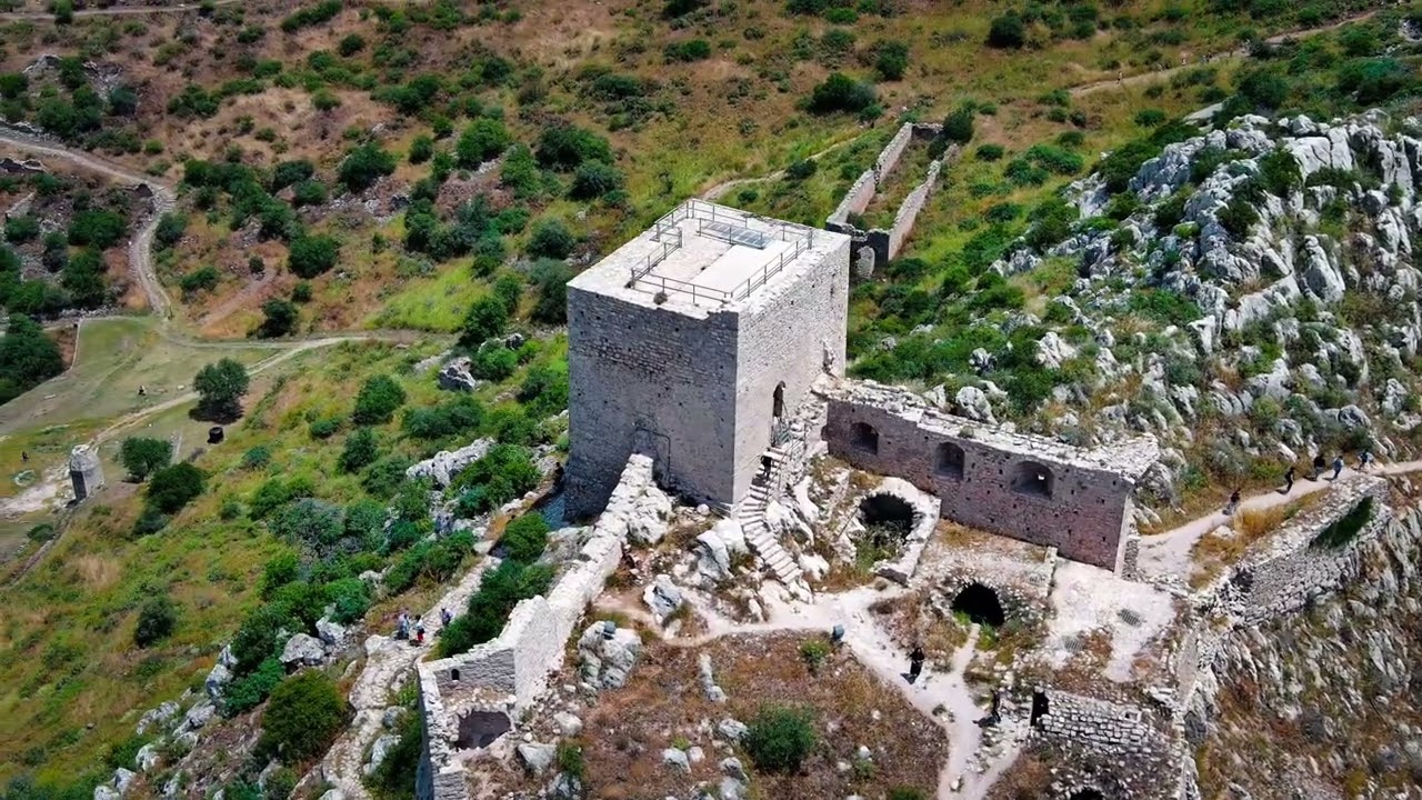 Ακροκόρινθος: Στέκει αγέρωχος και μοναχικός, με το παλαιότερο κάστρο της Ελλάδας στην κορυφή του