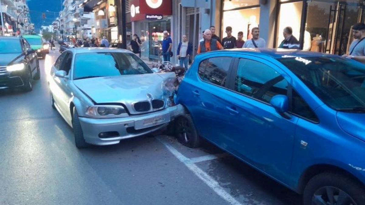 Ανεξέλεγκτη πορεία αυτοκινήτου στην Καλαμάτα – Έπεσε πάνω σε 5 οχήματα