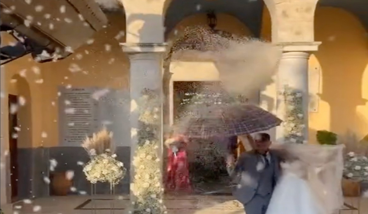 Viral γάμος στη Λακωνία: Πέταγαν το ρύζι με φτυάρια από εκσκαφέα και ο γαμπρός κράταγε ομπρέλα (Βίντεο)