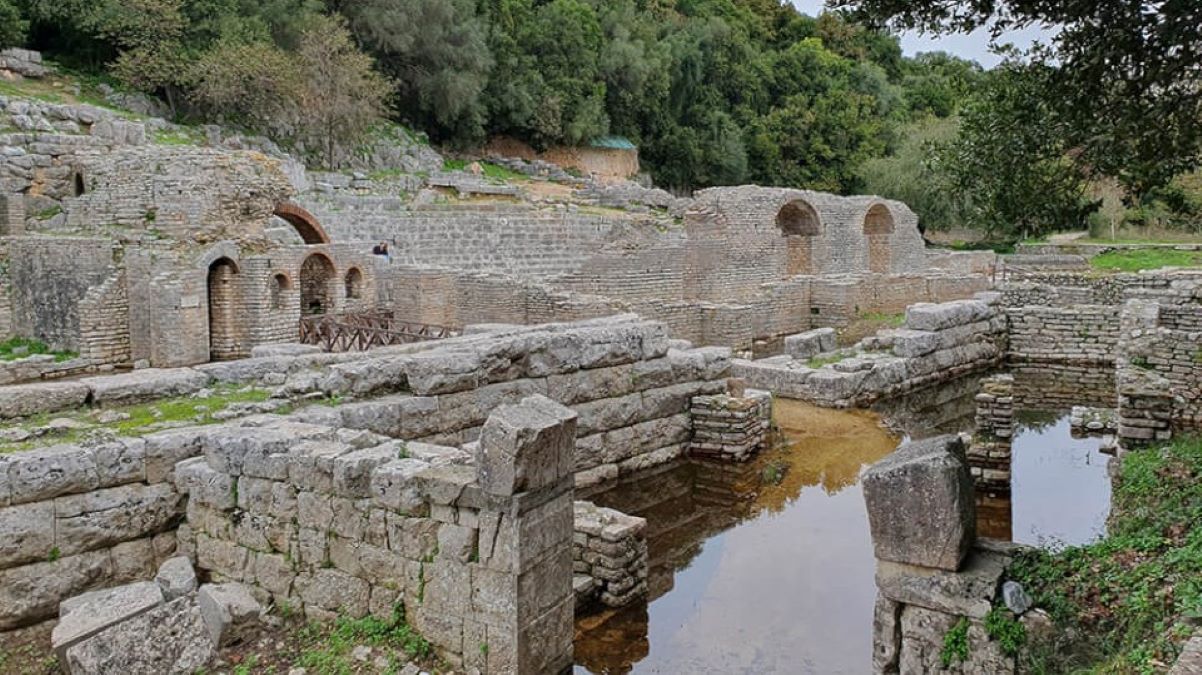 Ερείπια του ναού του Ασκληπιού και του αρχαίου ρωμαϊκού θεάτρου της πόλης