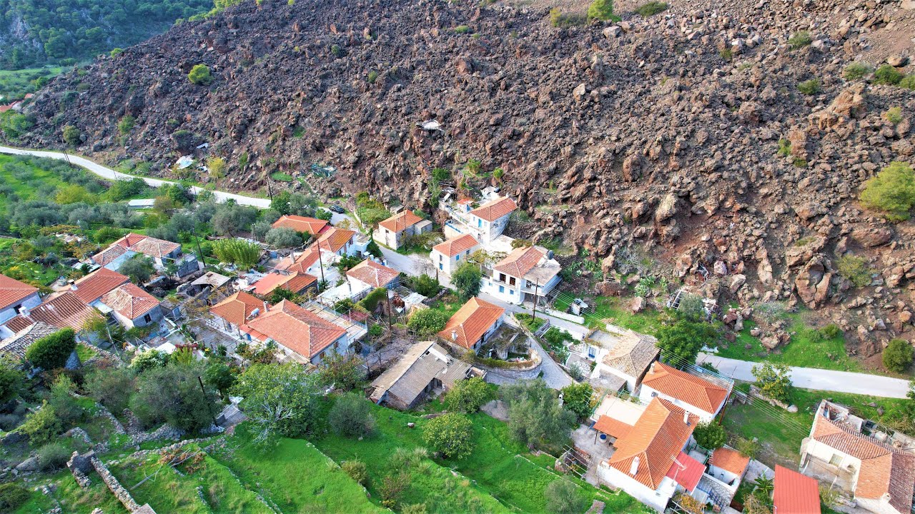 Καμένη Χώρα στα Μέθανα: Έχτισαν το χωριό δίπλα στον κρατήρα του ηφαιστείου