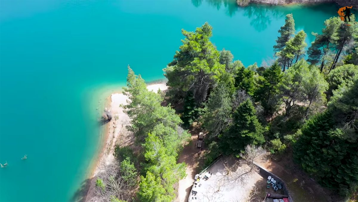 Η λίμνη της Πελοποννήσου η οποία δημιουργήθηκε μετά από κατολίσθηση που καταπόντισε ένα ολόκληρο χωριό
