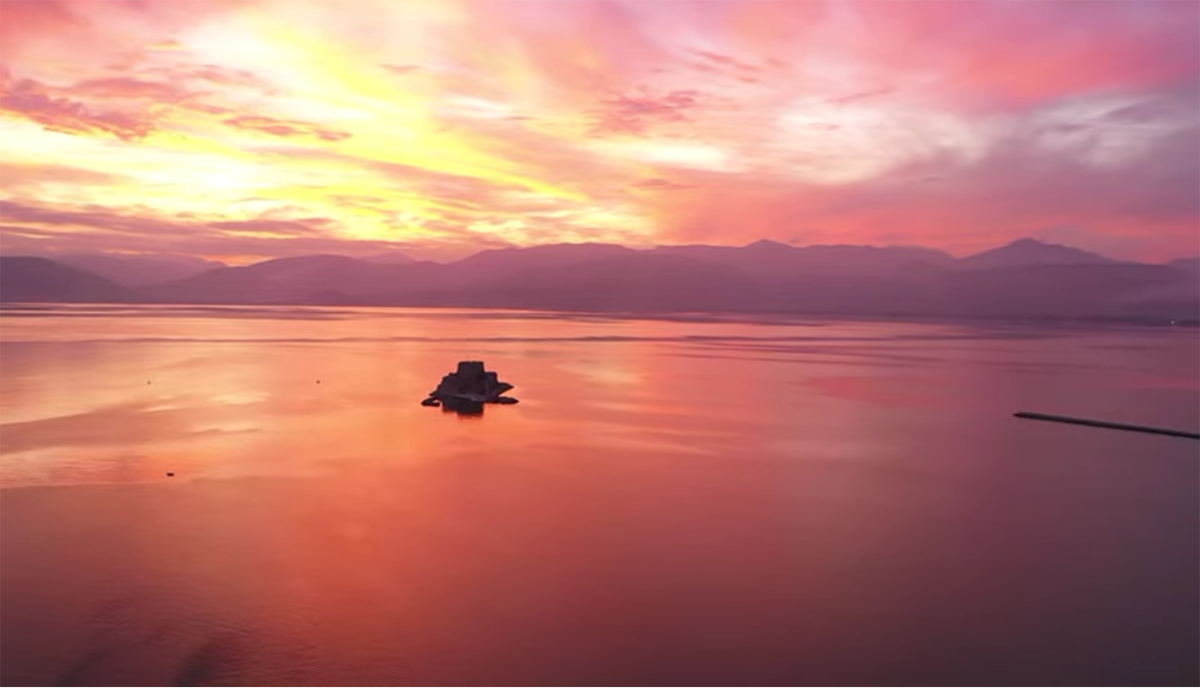 Μια κόκκινη θάλασσα στο Ναύπλιο (Βίντεο)