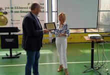 Ο Πρόεδρος του Επιμελητηρίου Λακωνίας Βράβευσε την Διευθύντρια του 8ου Φεστιβάλ Ελαιολάδου και Ελιάς