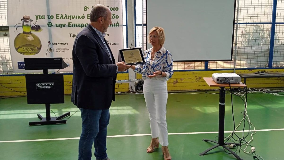 Ο Πρόεδρος του Επιμελητηρίου Λακωνίας βράβευσε την Διευθύντρια του 8ου Φεστιβάλ Ελαιολάδου και Ελιάς
