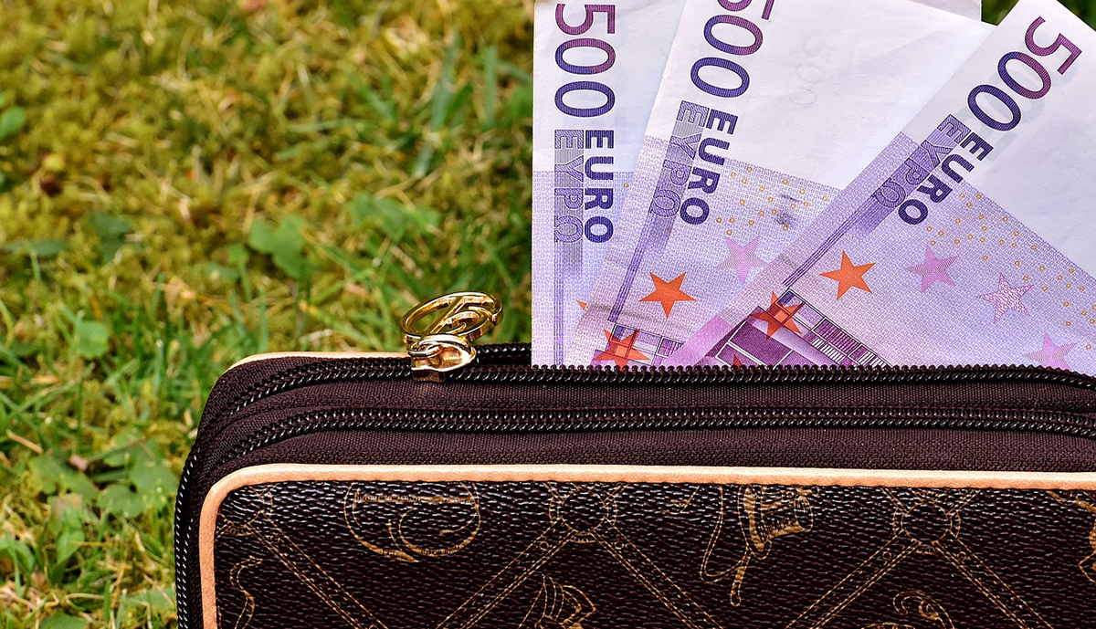 Πελοπόννησος: Εργάτης με δάνεια βρήκε τσαντάκι με… 3 εκατ. ευρώ και το παρέδωσε
