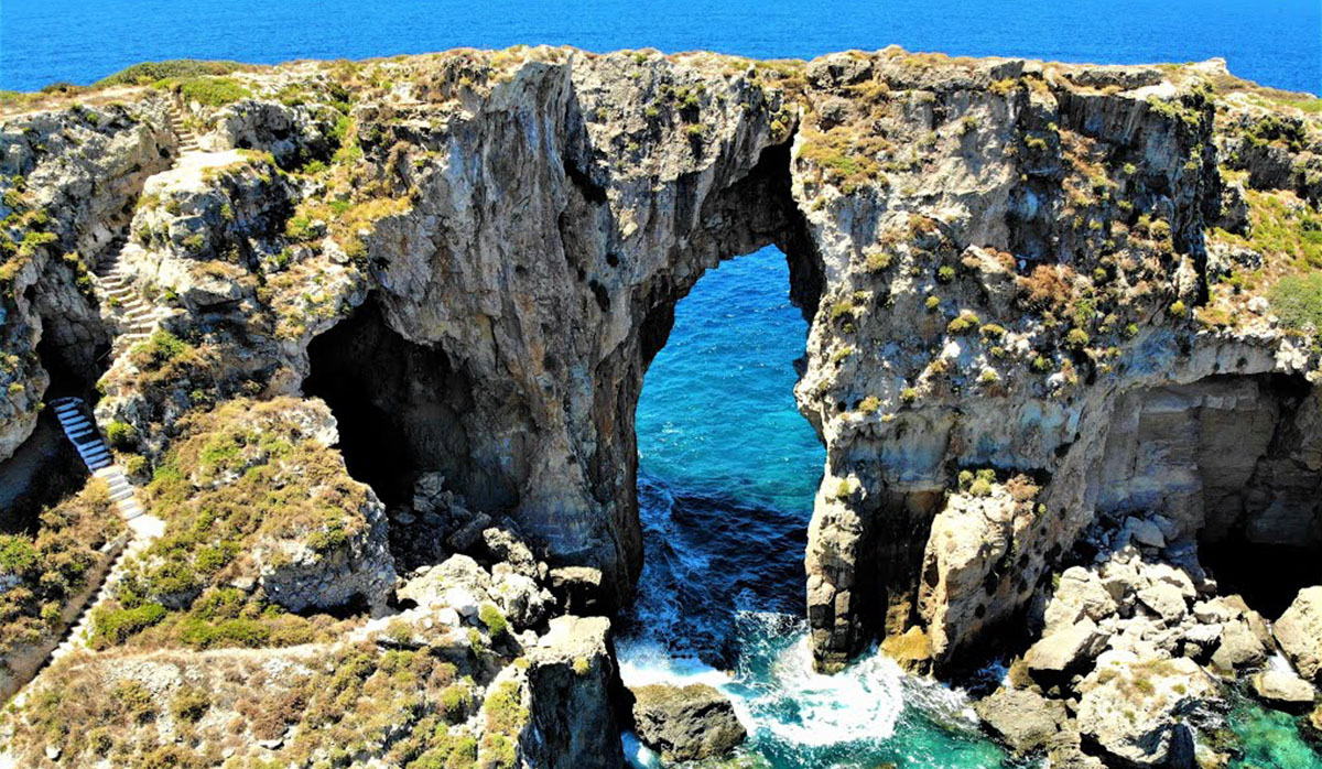 Το «κατακόρυφο» νησί της Μεσσηνίας με το κρυμμένο μυστικό και η σχέση με το Ναύπλιο