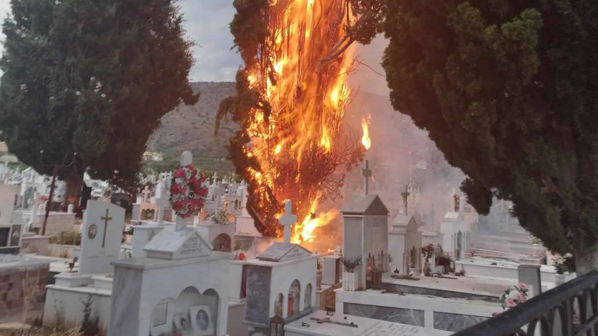 Δρέπανο: Φωτιά από κεραυνό ανάμεσα στους τάφους