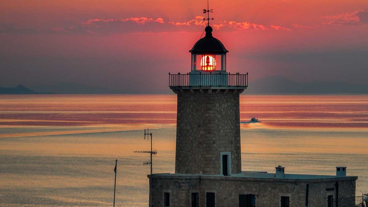 Καθώς ο ήλιος πέφτει στον Κορινθιακό