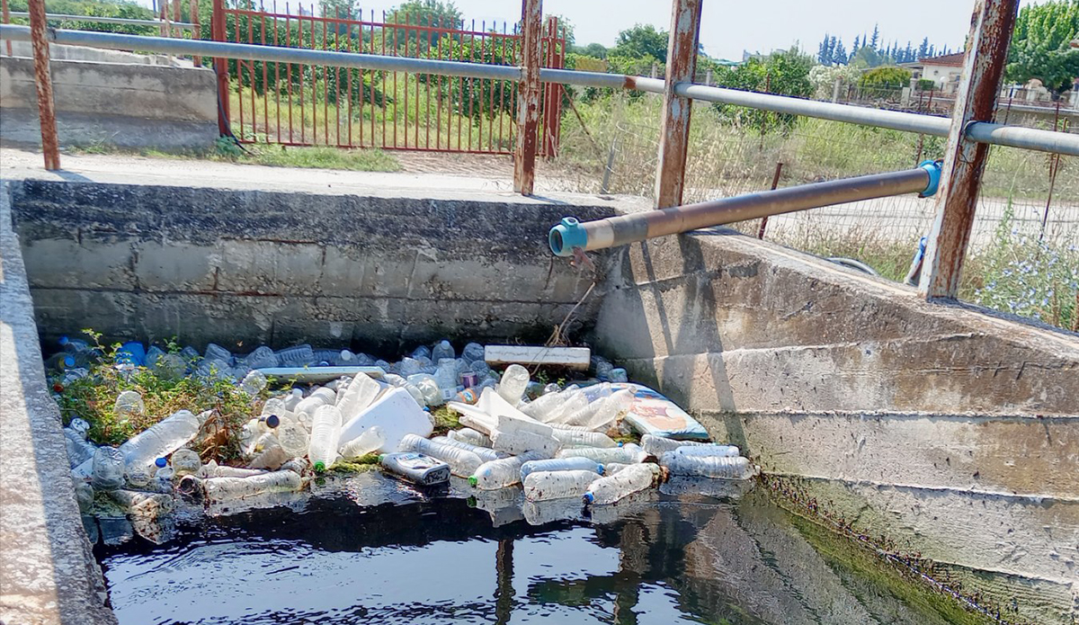 Σκουπίδια σε κανάλι του αναβάλου Άργος