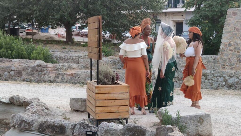 Τη νύφη συνοδεύουν οι φίλες της