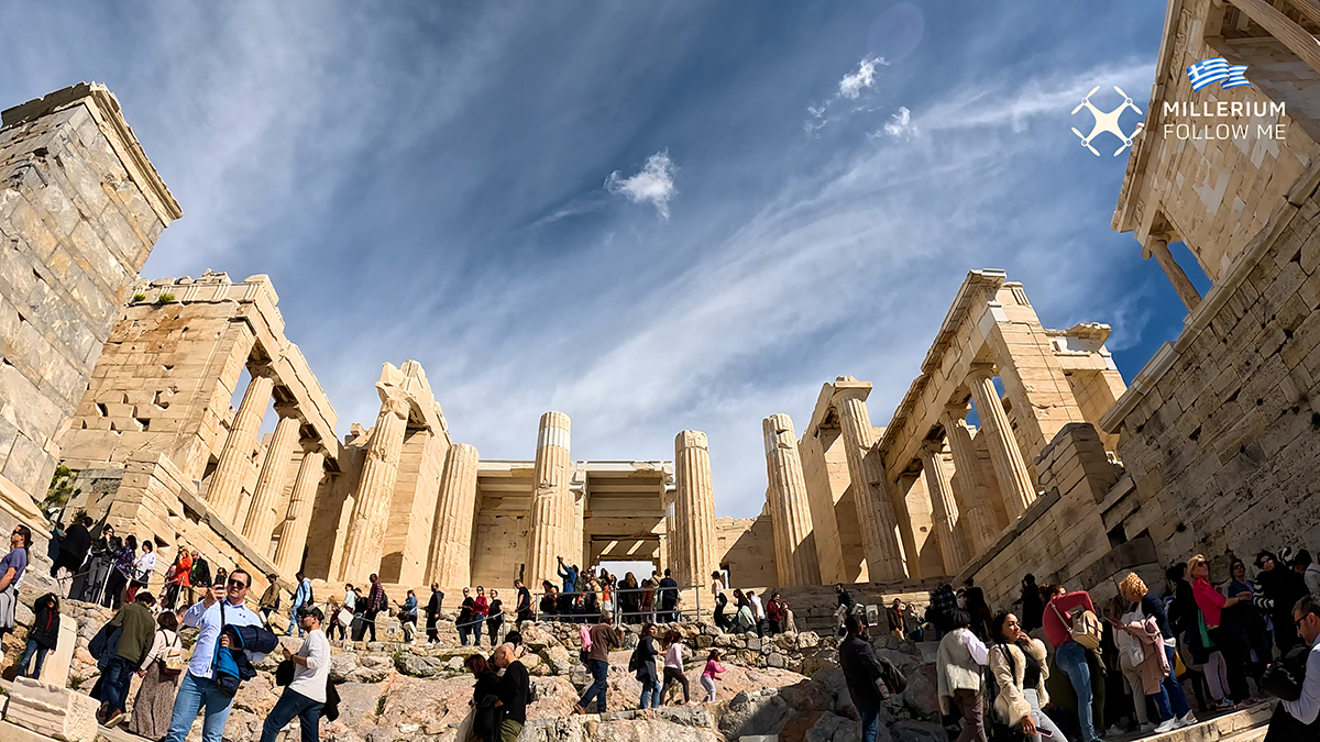 Συνωστισμός στην Ακρόπολη: Πάνω από 17.000 τουρίστες επισκέπτονται καθημερινά τον Ιερό Βράχο