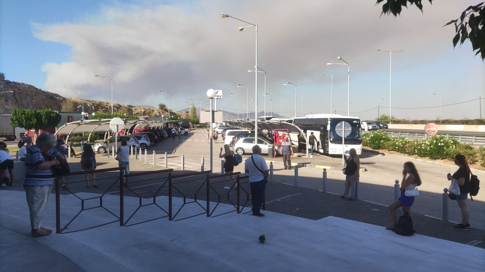 Φωτιά στο Λουτράκι: Μπλοκαρισμένοι δεκάδες οδηγοί που κινούνταν από Αθήνα προς Πελοπόννησο