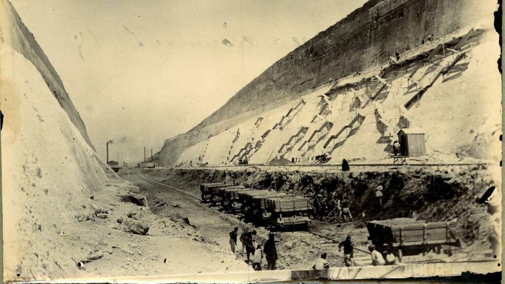 Από την κατασκευή της Διώρυγας της Κορίνθου. Η φωτογραφία τραβήχτηκε μεταξύ το 1882 και το 1890 @archives historiques bnp paribas