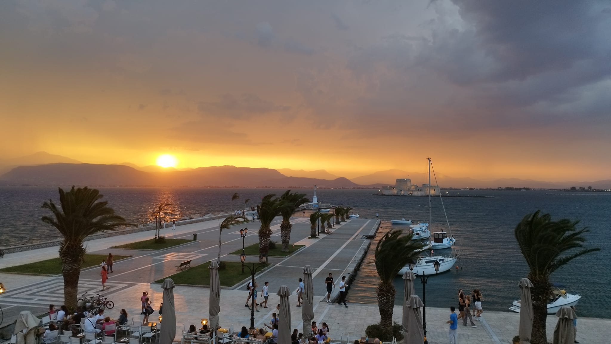 Ναύπλιο: Το ηλιοβασίλεμα των χρωμάτων και των συναισθημάτων – Ανεπανάληπτες εικόνες