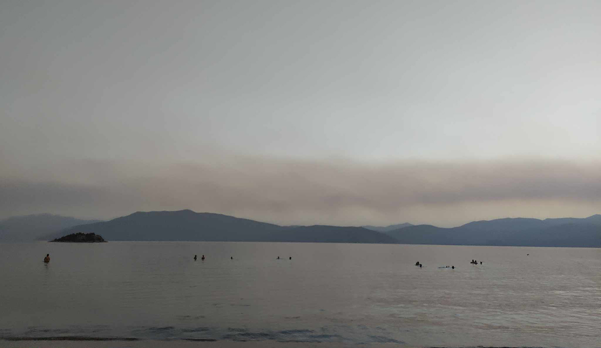Μεγάλο σύννεφο καπνού στην Καραθώνα από τη φωτιά στο Αίγιο