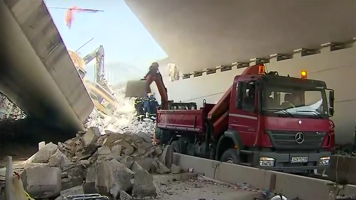 Ένας νεκρός, 8 τραυματίες και εγκλωβισμένοι από κατάρρευση γέφυρας στην Πάτρα (Βίντεο)