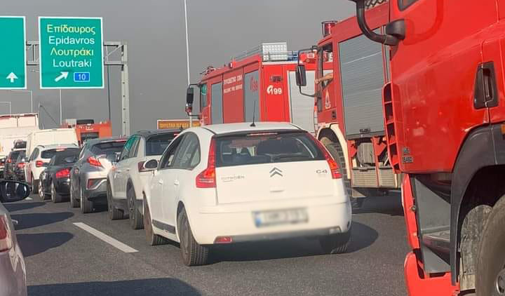 Μα πού είναι η πυροσβεστική; Ελληναράδες οδηγοί κλείνουν τη ΛΕΑ όσο καίει η φωτιά στο Λουτράκι