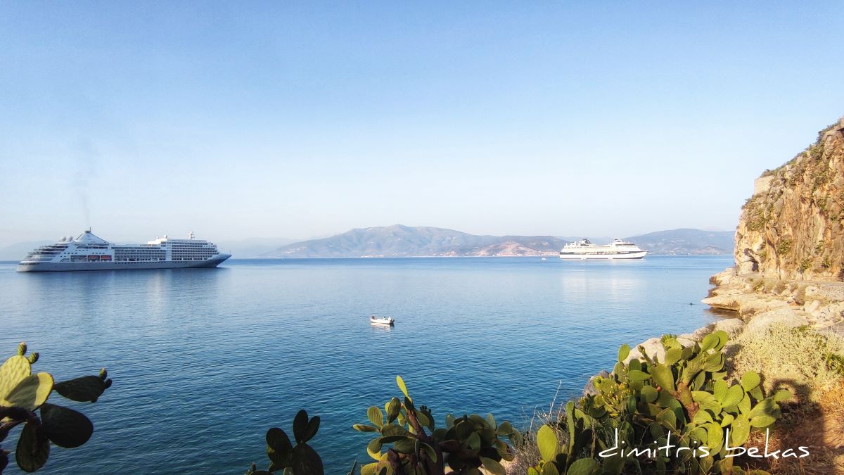 Δυο κρουαζιερόπλοια βλέπουν από απέναντι το Ναύπλιο