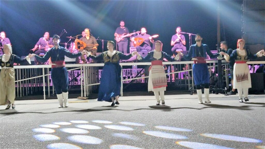 Μέλη της χορευτικής ομάδας της Πανελλήνιας Ομοσπονδίας Πολιτιστικών Κρητικών Σωματείων