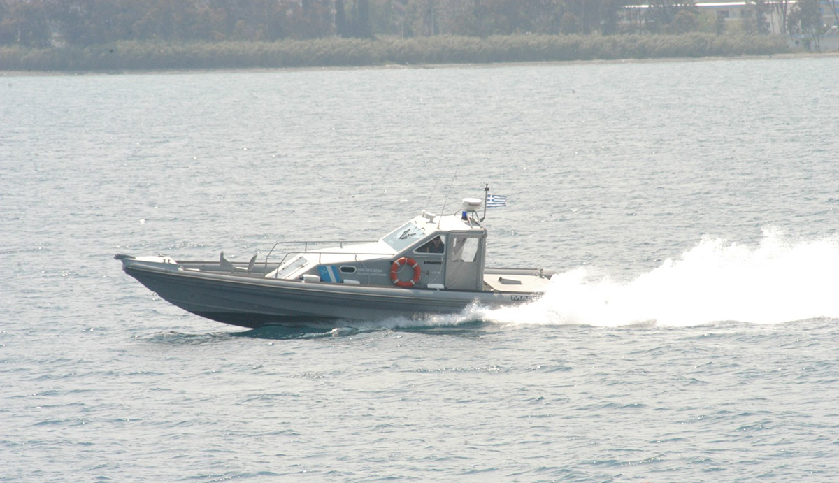 Επιχείρηση διάσωσης στον «Φονιά» του Κορινθιακού μετά από ημιβύθιση σκάφους