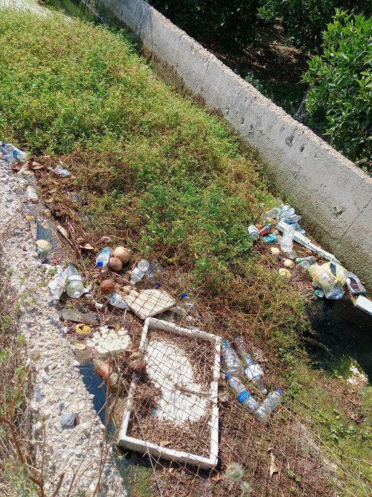 Σκουπίδια σε κανάλι του αναβάλου Άργος (2)