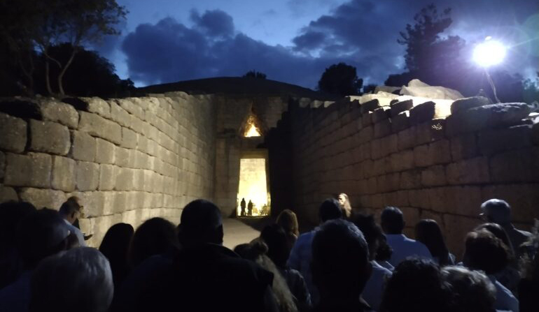 Πανελλαδική πρώτη για το τρομακτικό έργο «Θυέστης» μέσα στον τάφο του Ατρέα στις Μυκήνες