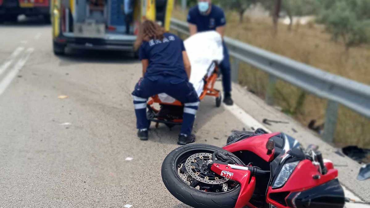 Φωτογραφίες αποκαλύπτουν την σφοδρότητα του τροχαίου στην Αργολίδα – Νεκρός ο 73χρονος οδηγός της κόκκινης μοτοσικλέτας