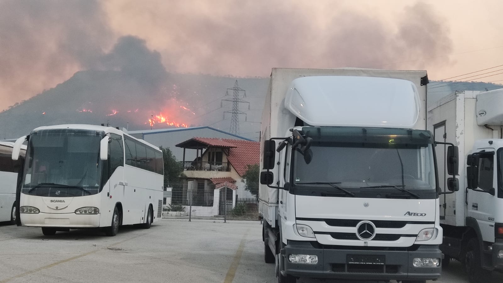 Δύσκολη νύχτα στο Λουτράκι: Πώς φαίνεται η φωτιά από την Εθνική Οδό – Δείτε βίντεο