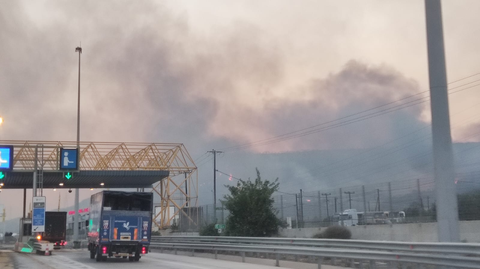 Φωτιά στο Λουτράκι: Σε κατάσταση έκτακτης ανάγκης ο Δήμος – Κλειστή και πάλι η Εθνική Οδός
