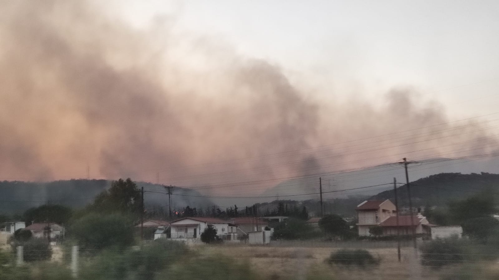 Κόλαση φωτιάς: Δείτε εικόνες από το πύρινο μέτωπο που μαίνεται στο Λουτράκι