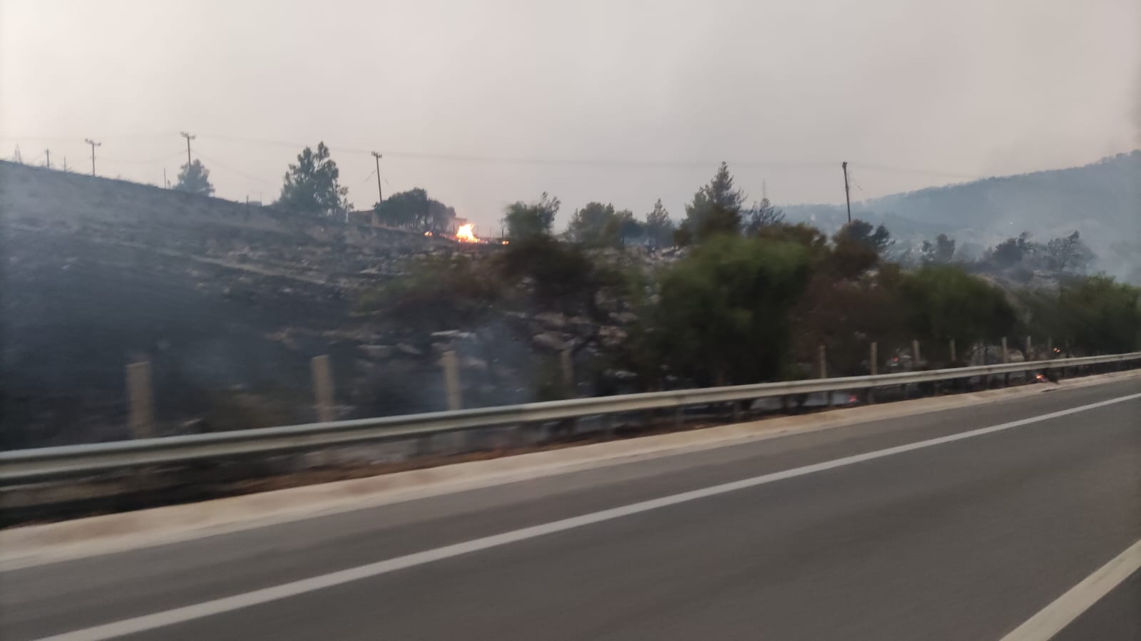 Φωτιά στο Λουτράκι: Άνοιξε η παλιά εθνική οδός Αθηνών – Κορίνθου και στα δύο ρεύματα