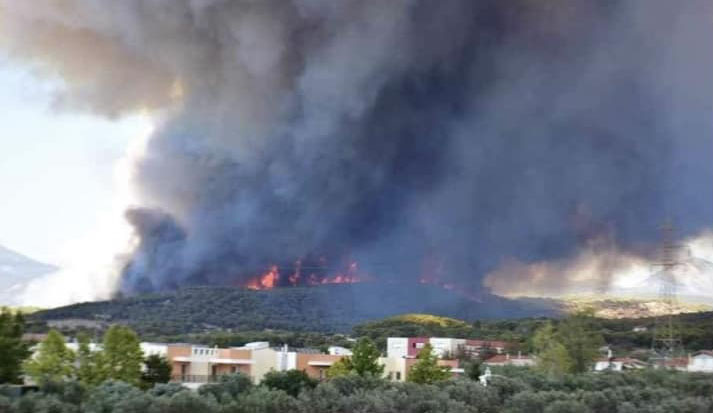 Συνεχίζεται η φωτιά στο Λουτράκι: Προληπτική εκκένωση των οικισμών Άγιος Χαράλαμπος και Πανόραμα