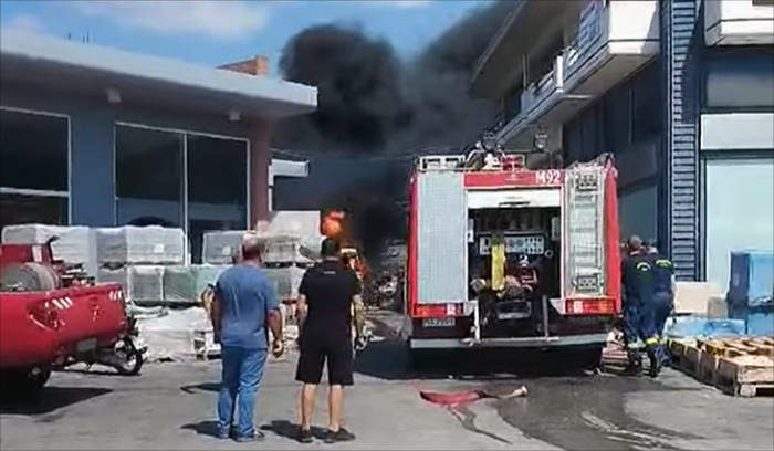 Μπαράζ εκρήξεων στο Άργος – Ανέβηκαν στο διπλανό κτήριο για να σβήσουν τη φωτιά (Βίντεο)