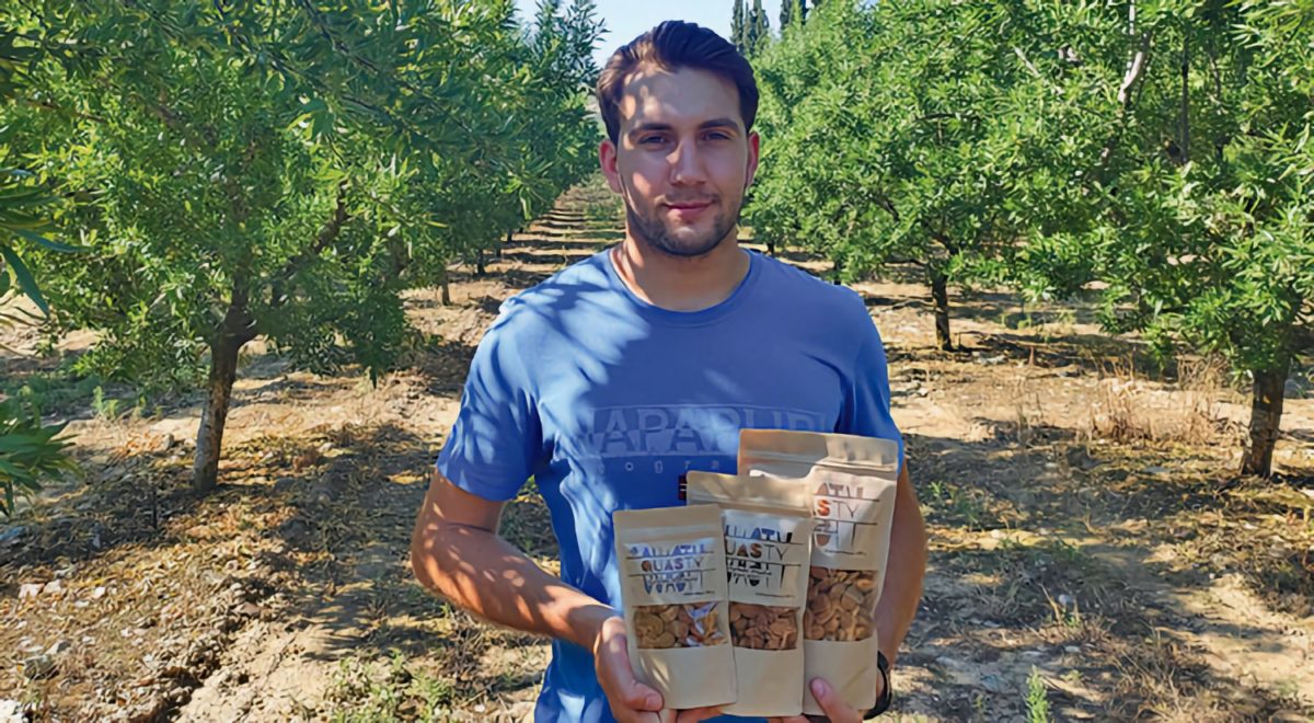Από τη Λάρισα έως τη Δημητσάνα: Τρίτης γενιάς αγρότης έφερε τα αμύγδαλά του από το χωράφι στο ράφι
