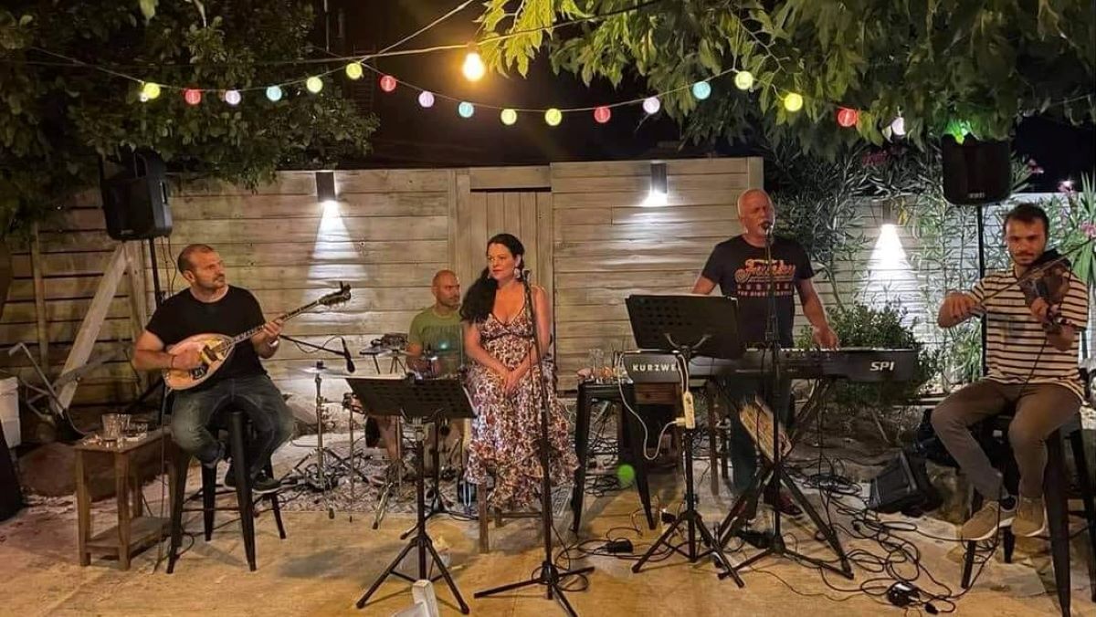 Το μουσικό σχήμα «Mia Band» στα Λευκάκια