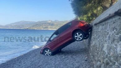 Αυτοκίνητο έπεσε σε παραλία στην Ακράτα