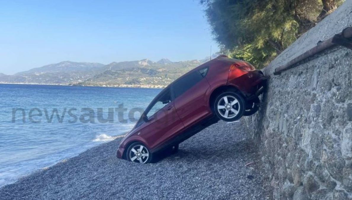 Αυτοκίνητο έπεσε σε παραλία στην Ακράτα