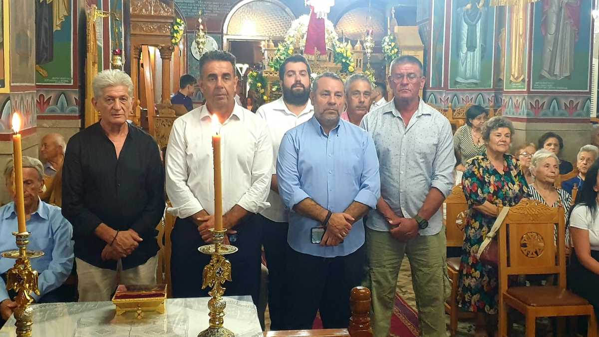 Επικοινωνιακή αντεπίθεση Κωστούρου: Προσευχήθηκε με μέλη του συνδυασμού σε εκκλησίες
