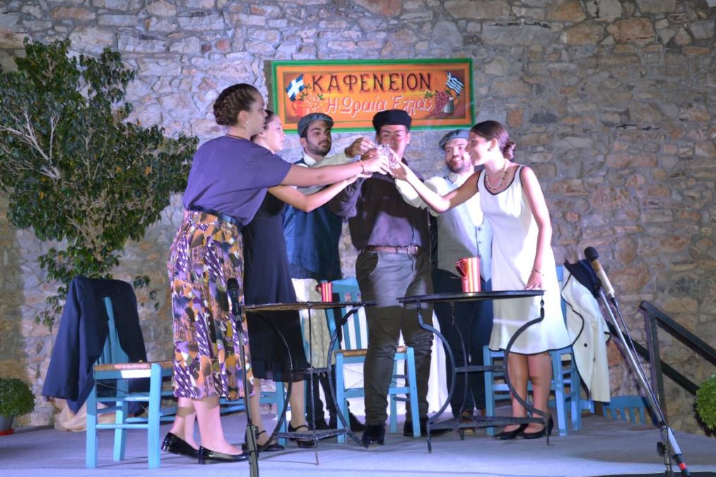 ΙΛΜΕ: Με επιτυχία η θεατρική παράσταση «Θάνατος στα φύκια» στην Ερμιόνη