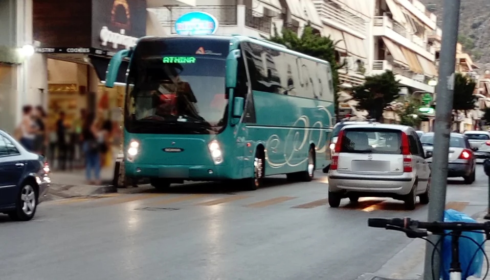 Ναύπλιο: Έβγαλε εισιτήριο και περίμενε στη στάση αλλά το λεωφορείο άφαντο – Τι συνέβη