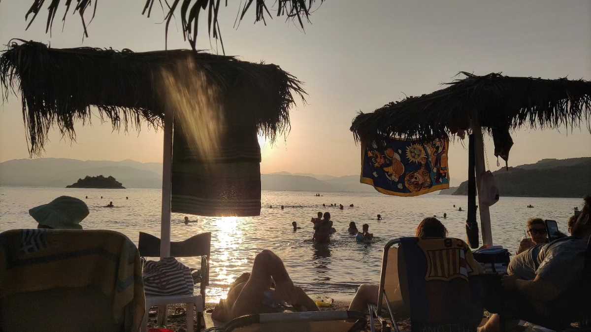Ξεκίνησαν τα… όργανα: «Βροχή» οι καταγγελίες στο MyCoast για ξαπλώστρες – Πάνω από 500 οι αναφορές
