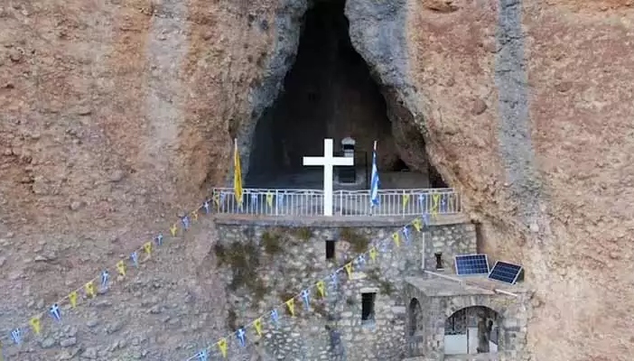 Ορεινή Κορινθία: Το εκκλησάκι της Παναγίας μέσα στη ρωγμή των βράχων