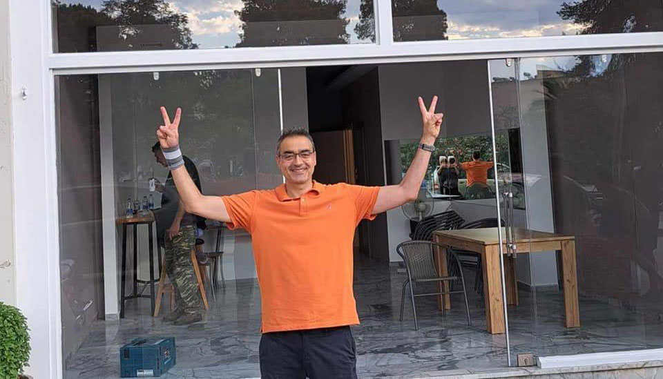 Ναύπλιο: Ανοίγει εκλογικό κέντρο ο Παπαδημόπουλος και τους υποδέχεται όλους με χαμόγελο