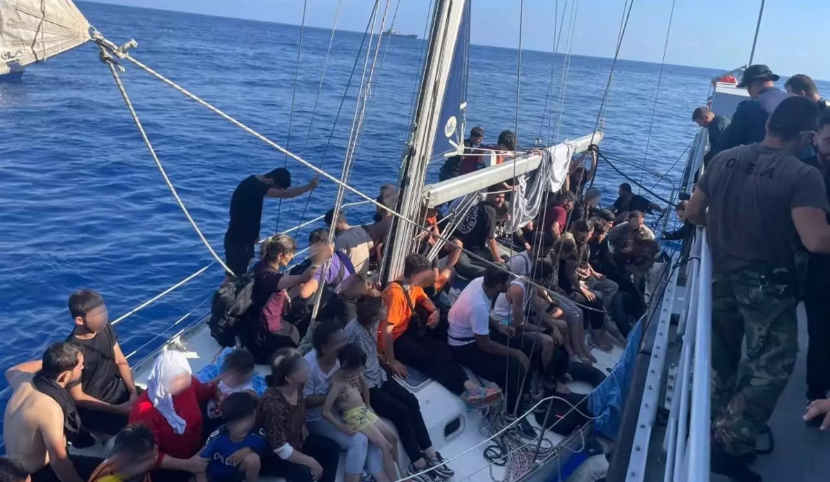 Καρέ καρέ η διάσωση 60 μεταναστών ανοιχτά της Πύλου