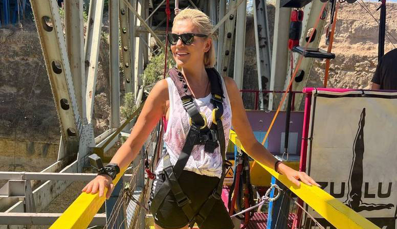 Follow your heart: Η Σάσα Σταμάτη έκανε bungee jumping στον Ισθμό της Κορίνθου – Δείτε βίντεο