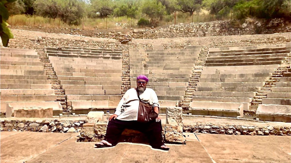 Ο ερωτικός Σταμάτης Κραουνάκης στο Μικρό Θέατρο Αρχαίας Επιδαύρου